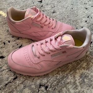 Reebok classic youth sneakers. Size 6. Like new condition